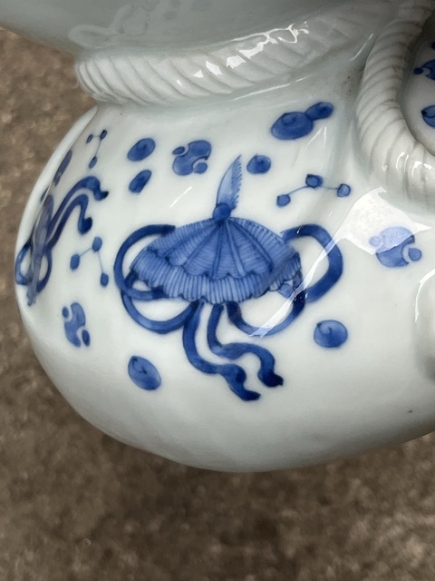古玩陶瓷日本明治青花八寶紋包袱瓶真品鑒賞圖