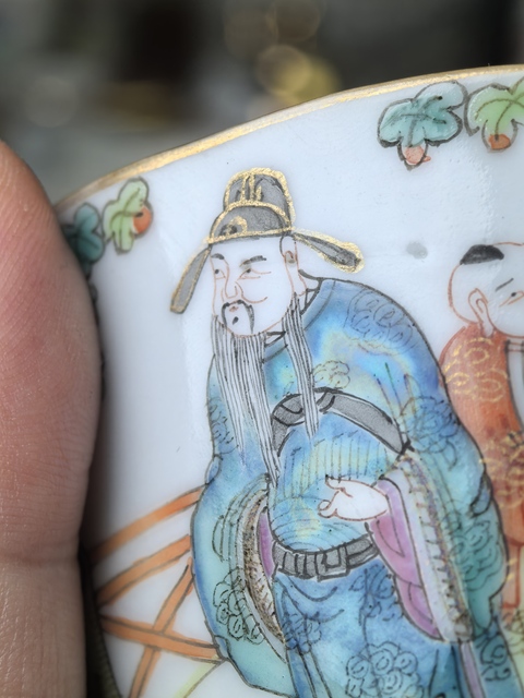 古玩陶瓷粉彩人物故事紋花口杯真品鑒賞圖