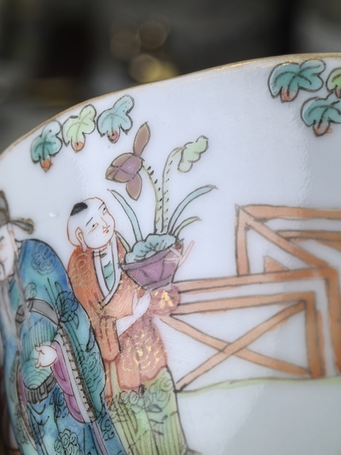 古玩陶瓷粉彩人物故事紋花口杯真品鑒賞圖