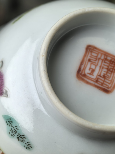 古玩陶瓷粉彩人物故事紋花口杯真品鑒賞圖