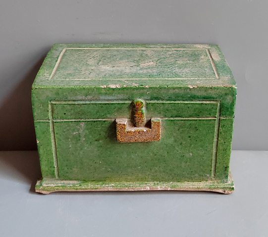 古玩陶瓷明三彩寶箱真品鑒賞圖