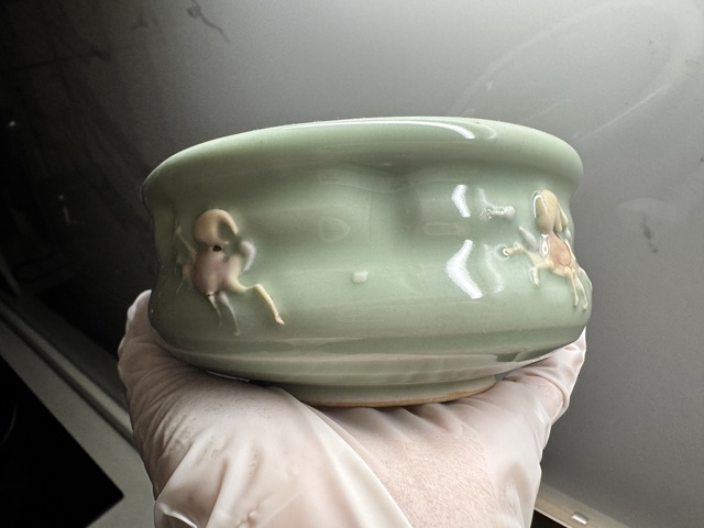 古玩陶瓷青釉堆塑香爐真品鑒賞圖