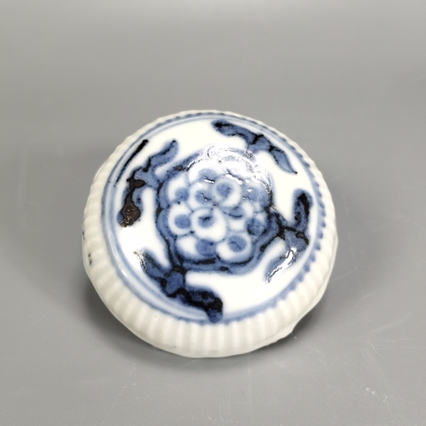 古玩陶瓷青花花卉紋蓋盒真品鑒賞圖