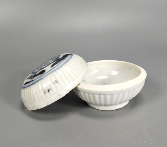 古玩陶瓷青花花卉紋蓋盒真品鑒賞圖