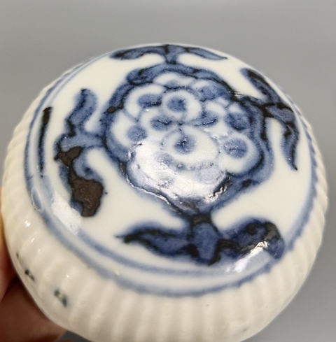 古玩陶瓷青花花卉紋蓋盒真品鑒賞圖