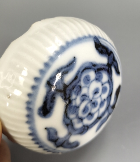 古玩陶瓷青花花卉紋蓋盒真品鑒賞圖