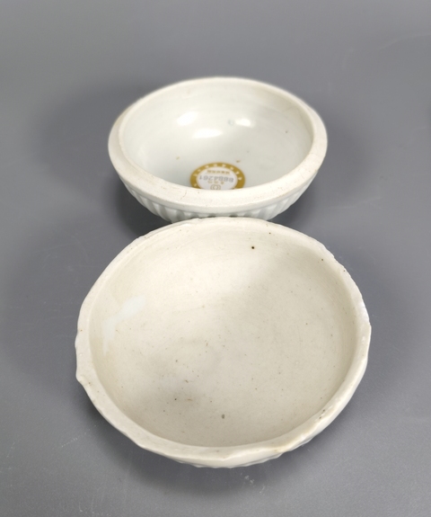 古玩陶瓷青花花卉紋蓋盒真品鑒賞圖