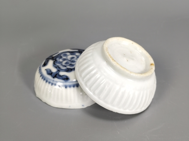 古玩陶瓷青花花卉紋蓋盒真品鑒賞圖