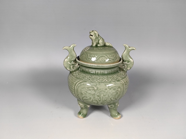 古玩陶瓷創匯青釉暗刻瑞獸紋三足香爐真品鑒賞圖