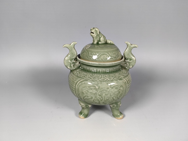 古玩陶瓷創匯青釉暗刻瑞獸紋三足香爐真品鑒賞圖