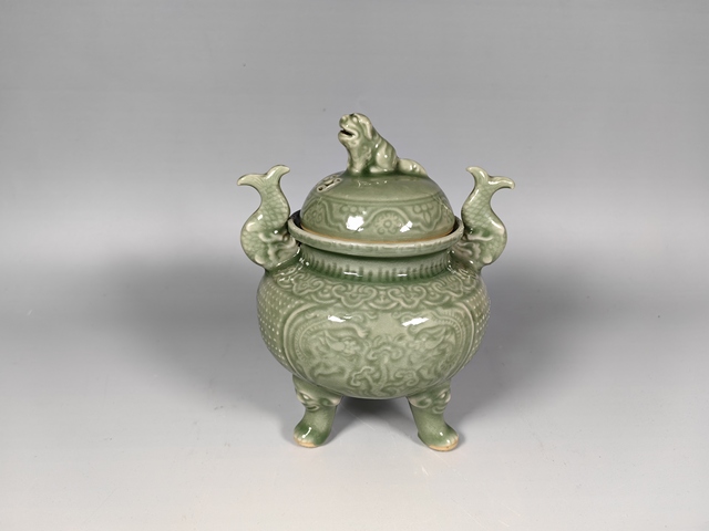 古玩陶瓷創匯青釉暗刻瑞獸紋三足香爐真品鑒賞圖