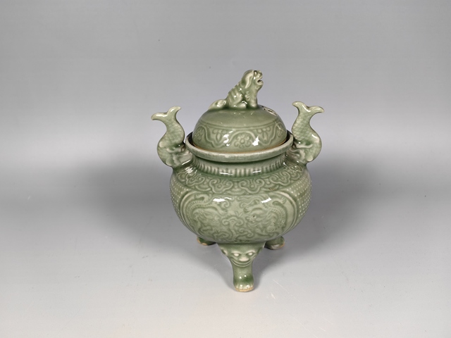 古玩陶瓷創匯青釉暗刻瑞獸紋三足香爐真品鑒賞圖