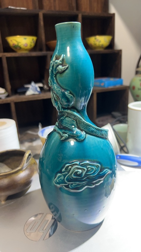 古玩陶瓷孔雀藍釉貼塑龍紋葫蘆瓶真品鑒賞圖