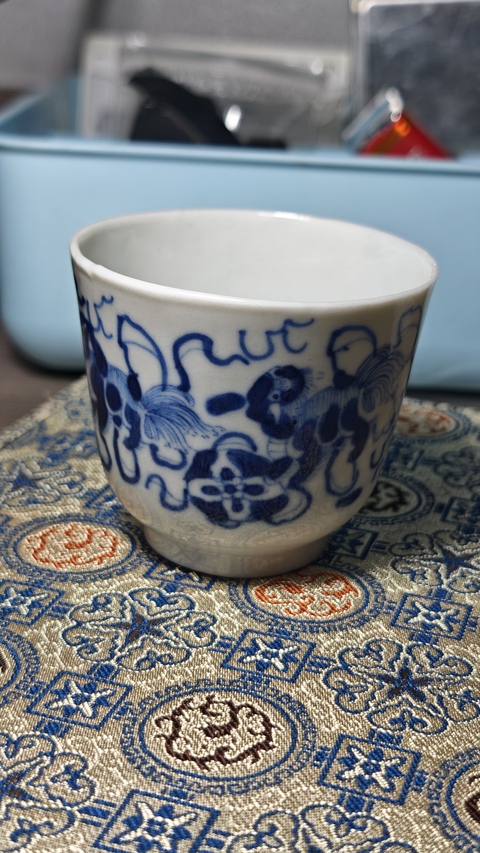古玩陶瓷飄帶繡球獅子紋青花杯真品鑒賞圖