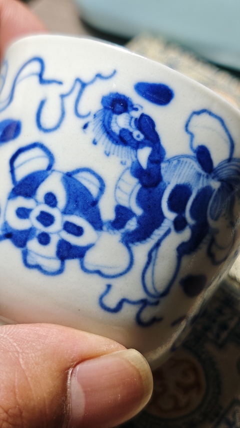 古玩陶瓷飄帶繡球獅子紋青花杯真品鑒賞圖