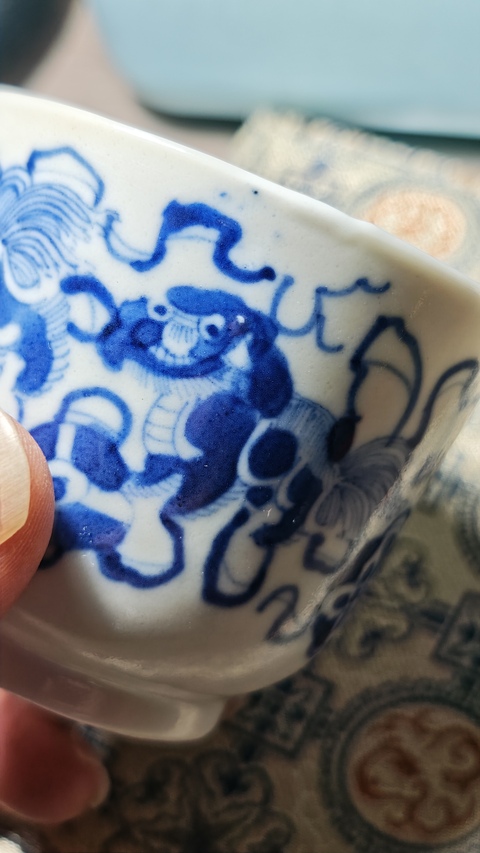 古玩陶瓷飄帶繡球獅子紋青花杯真品鑒賞圖