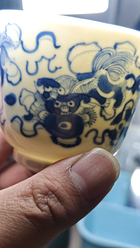 古玩陶瓷飄帶繡球獅子紋青花杯真品鑒賞圖