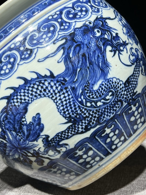 古玩陶瓷青花龍穿花紋案缸真品鑒賞圖