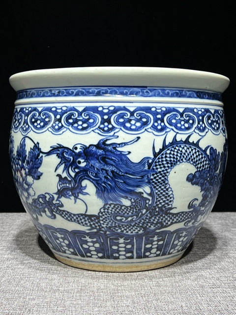 古玩陶瓷青花龍穿花紋案缸真品鑒賞圖