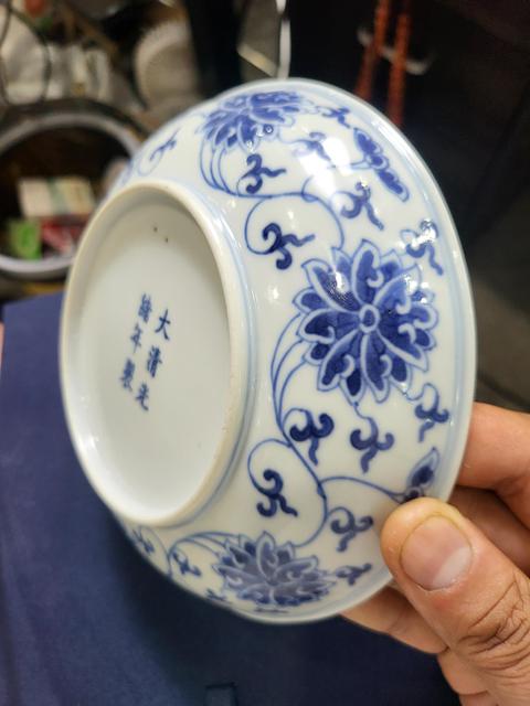 古玩陶瓷纏枝花卉紋青花盤真品鑒賞圖