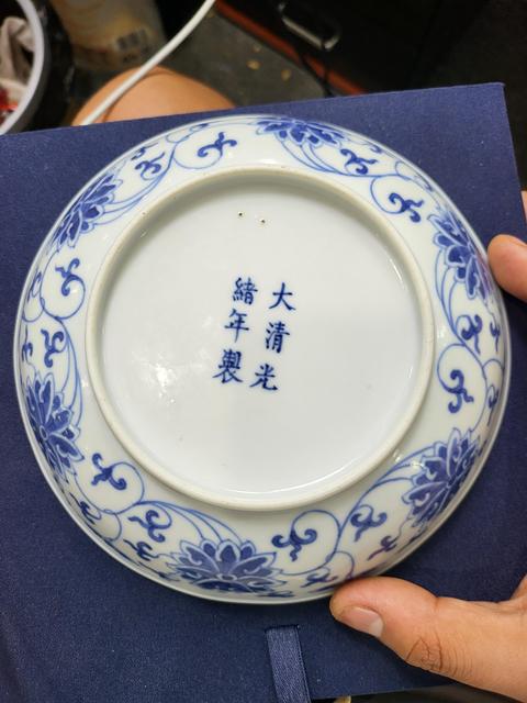 古玩陶瓷纏枝花卉紋青花盤真品鑒賞圖