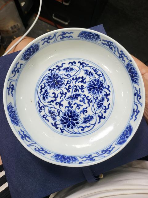 古玩陶瓷纏枝花卉紋青花盤真品鑒賞圖
