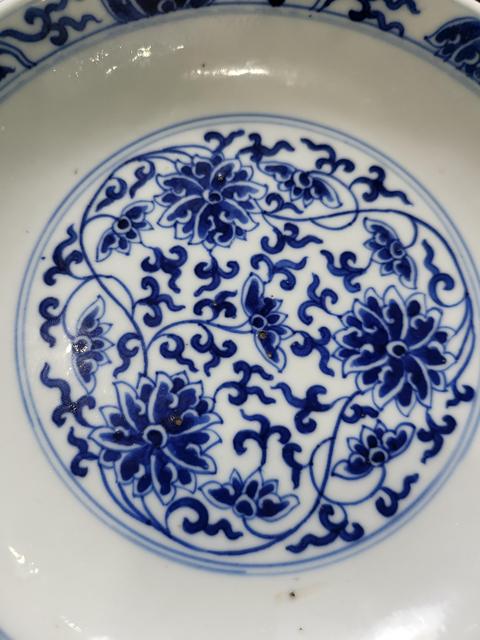 古玩陶瓷纏枝花卉紋青花盤真品鑒賞圖