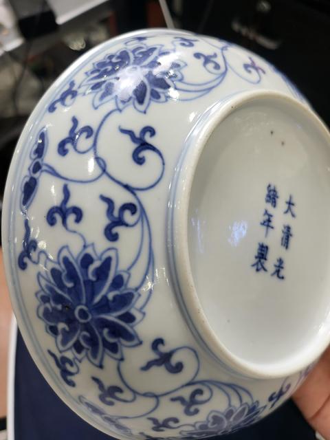 古玩陶瓷纏枝花卉紋青花盤真品鑒賞圖