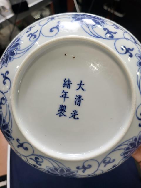 古玩陶瓷纏枝花卉紋青花盤真品鑒賞圖
