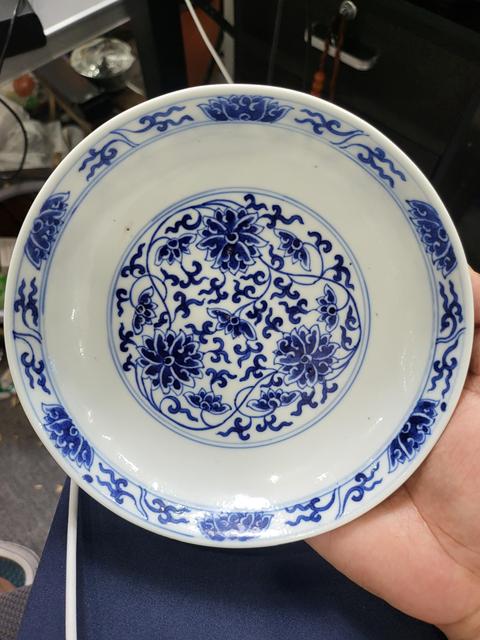 古玩陶瓷纏枝花卉紋青花盤真品鑒賞圖