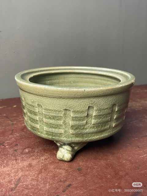 古玩陶瓷龍泉窯青釉八卦紋三足香爐真品鑒賞圖