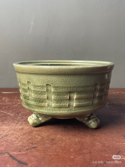 古玩陶瓷龍泉窯青釉八卦紋三足香爐真品鑒賞圖