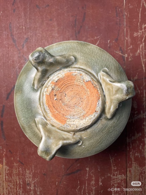 古玩陶瓷龍泉窯青釉八卦紋三足香爐真品鑒賞圖