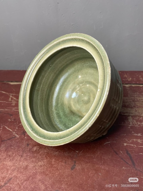 古玩陶瓷龍泉窯青釉八卦紋三足香爐真品鑒賞圖