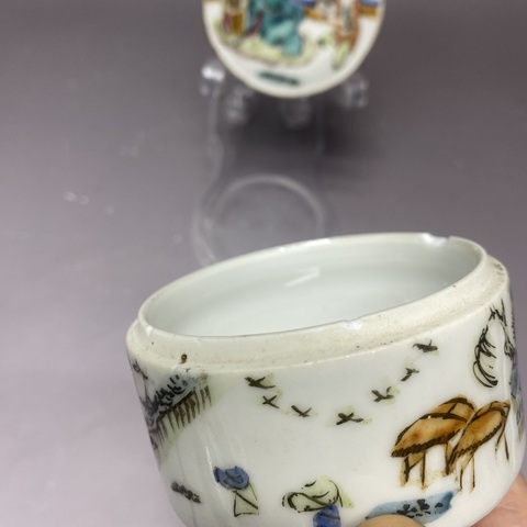 古玩陶瓷人物紋蓋盒真品鑒賞圖