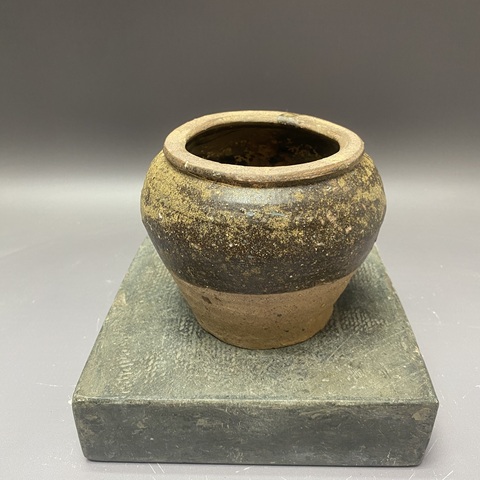 古玩陶瓷褐釉罐真品鑒賞圖