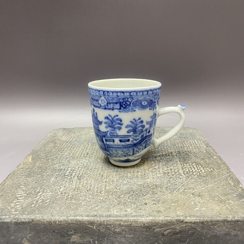 古玩陶瓷樓臺亭閣山水紋青花執杯真品鑒賞圖
