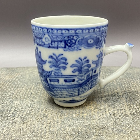 古玩陶瓷樓臺亭閣山水紋青花執杯真品鑒賞圖