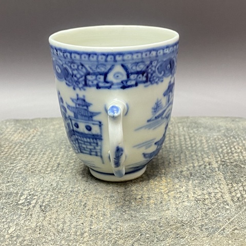 古玩陶瓷樓臺亭閣山水紋青花執杯真品鑒賞圖