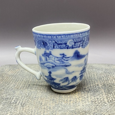 古玩陶瓷樓臺亭閣山水紋青花執杯真品鑒賞圖