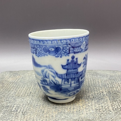 古玩陶瓷樓臺亭閣山水紋青花執杯真品鑒賞圖