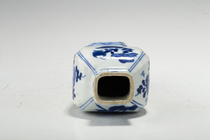 古玩陶瓷清康熙·青花博古清供圖四方小瓶拍賣,當(dāng)前價格2856元