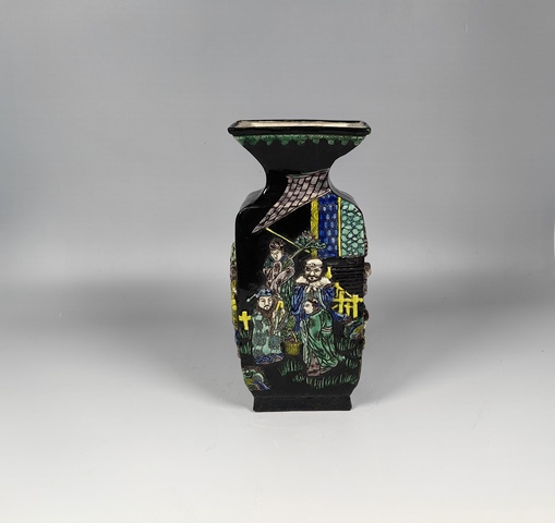 古玩陶瓷晚清墨地素三彩浮雕八仙人物紋四方賞瓶真品鑒賞圖