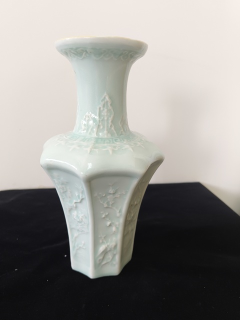 古玩陶瓷冬青釉花卉紋八方瓶真品鑒賞圖