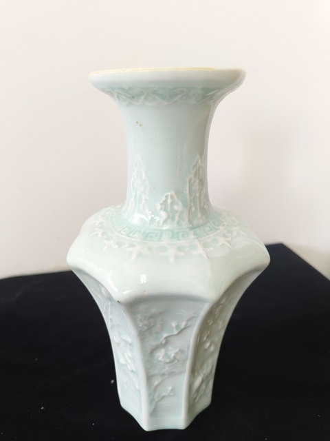 古玩陶瓷冬青釉花卉紋八方瓶真品鑒賞圖