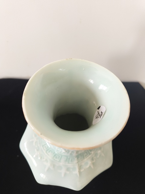 古玩陶瓷冬青釉花卉紋八方瓶真品鑒賞圖