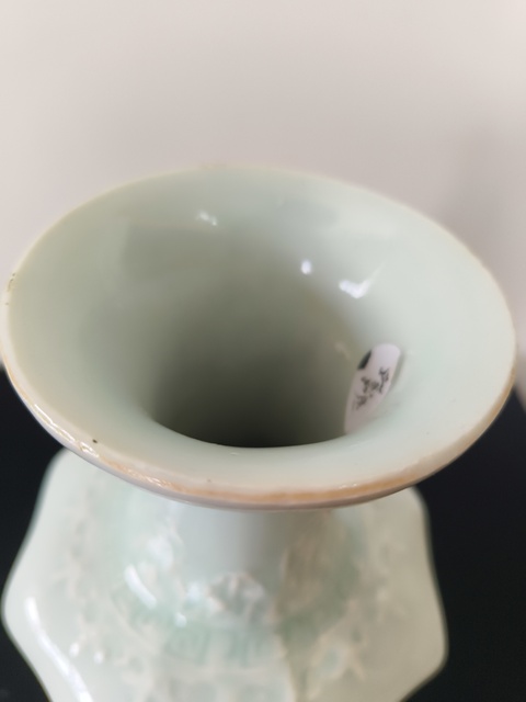 古玩陶瓷冬青釉花卉紋八方瓶真品鑒賞圖