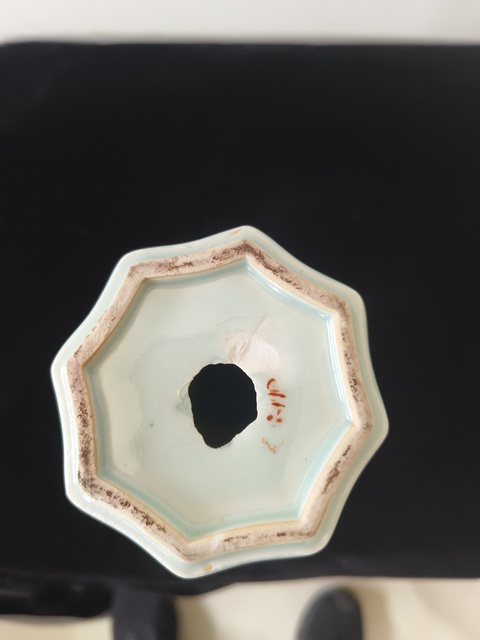 古玩陶瓷冬青釉花卉紋八方瓶真品鑒賞圖