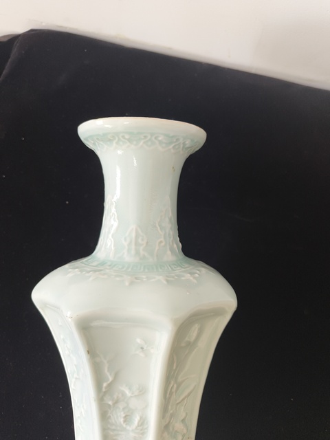 古玩陶瓷冬青釉花卉紋八方瓶真品鑒賞圖