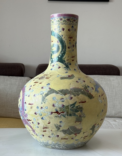 古玩陶瓷粉彩天球瓶真品鑒賞圖